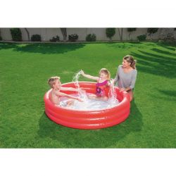 Swimming pool till barnen på sommaren